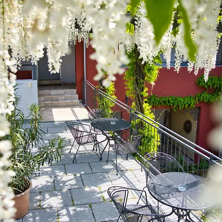 מלון Arndt Garni 3*